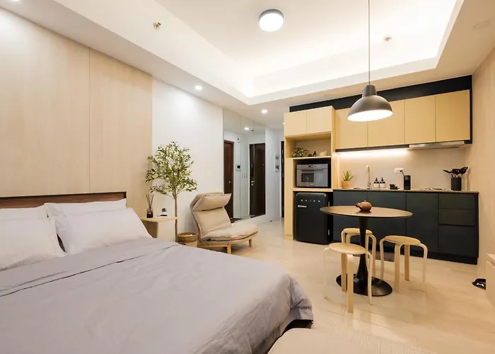 Apartment Eastwood Cozy Designer Long Friendly Walk To Mall Manila